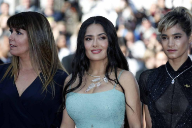 Cate Blanchett y la veterana realizadora francesa Agnès Varda, más de 80 mujeres de todos los ámbitos del cine desfilaron este sábado por la mítica alfombra roja del Festival de Cannes para reafirmar su presencia en la industria del cine