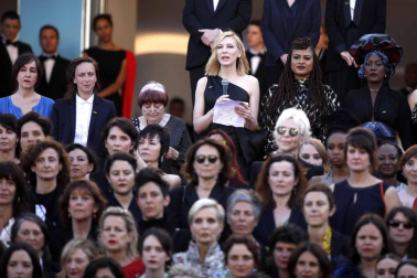 Cate Blanchett y la veterana realizadora francesa Agnès Varda, más de 80 mujeres de todos los ámbitos del cine desfilaron este sábado por la mítica alfombra roja del Festival de Cannes para reafirmar su presencia en la industria del cine