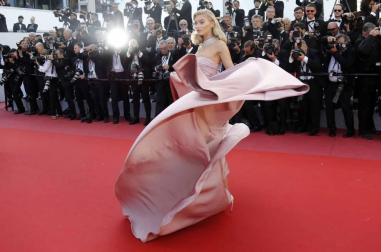 Cate Blanchett y la veterana realizadora francesa Agnès Varda, más de 80 mujeres de todos los ámbitos del cine desfilaron este sábado por la mítica alfombra roja del Festival de Cannes para reafirmar su presencia en la industria del cine
