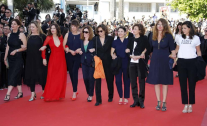 Cate Blanchett y la veterana realizadora francesa Agnès Varda, más de 80 mujeres de todos los ámbitos del cine desfilaron este sábado por la mítica alfombra roja del Festival de Cannes para reafirmar su presencia en la industria del cine