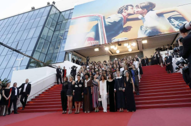Cate Blanchett y la veterana realizadora francesa Agnès Varda, más de 80 mujeres de todos los ámbitos del cine desfilaron este sábado por la mítica alfombra roja del Festival de Cannes para reafirmar su presencia en la industria del cine