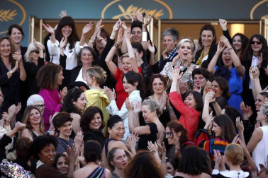 Cate Blanchett y la veterana realizadora francesa Agnès Varda, más de 80 mujeres de todos los ámbitos del cine desfilaron este sábado por la mítica alfombra roja del Festival de Cannes para reafirmar su presencia en la industria del cine