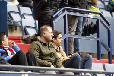 Fotos del búscate en la grada del Osasuna 1-1 Oviedo