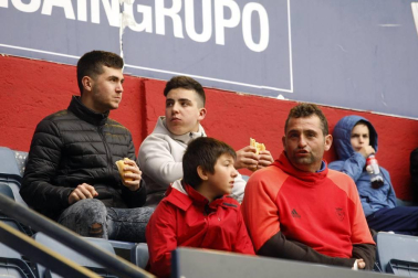 Fotos del búscate en la grada del Osasuna 1-1 Oviedo