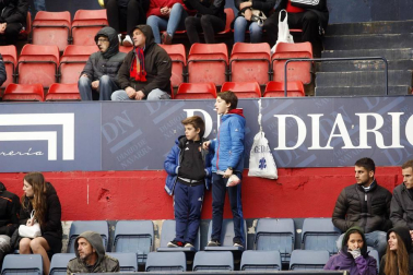 Fotos del búscate en la grada del Osasuna 1-1 Oviedo