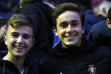 Fotos del búscate en la grada del Osasuna 1-1 Oviedo