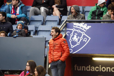Fotos del búscate en la grada del Osasuna 1-1 Oviedo