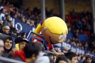 Fotos del búscate en la grada del Osasuna 1-1 Oviedo