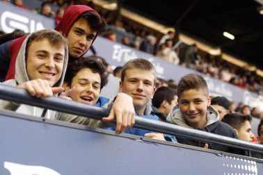 Fotos del búscate en la grada del Osasuna 1-1 Oviedo