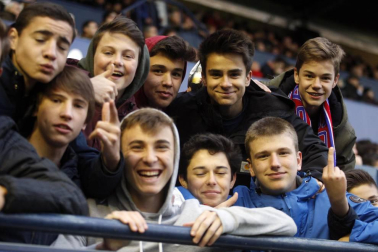 Fotos del búscate en la grada del Osasuna 1-1 Oviedo