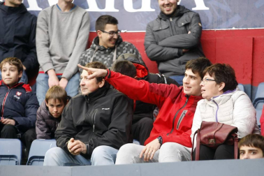 Fotos del búscate en la grada del Osasuna 1-1 Oviedo