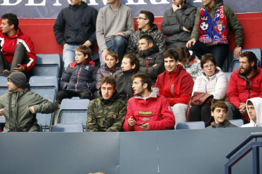 Fotos del búscate en la grada del Osasuna 1-1 Oviedo