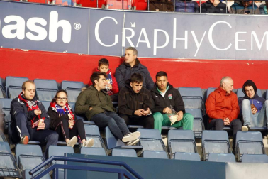 Fotos del búscate en la grada del Osasuna 1-1 Oviedo