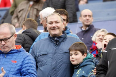 Fotos del búscate en la grada del Osasuna 1-1 Oviedo