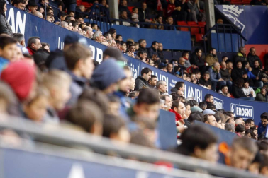 Fotos del búscate en la grada del Osasuna 1-1 Oviedo