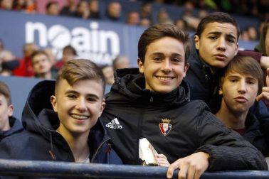 Fotos del búscate en la grada del Osasuna 1-1 Oviedo