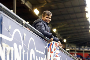 Fotos del búscate en la grada del Osasuna 1-1 Oviedo