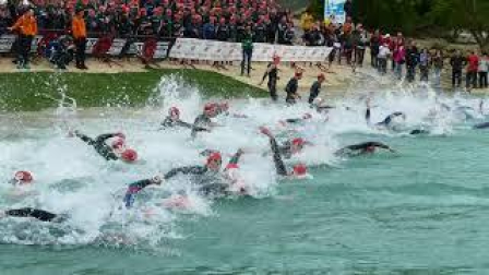 Salida de la Half Triatlón Pamplona-Iruña