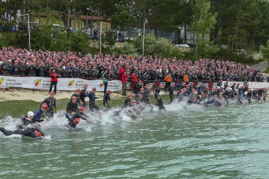 Fotos de la cuarta edición del Half Triathlon Pamplona-Iruña se ha disputado con salida en el Pantano de Alloz y meta en el centro de Pamplona.