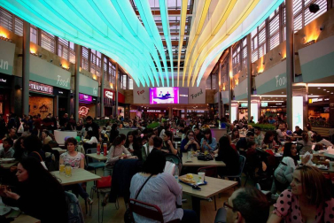 Jóvenes y familias se reunieron en el centro comercial de Itaroa para seguir la gala de Eurovisión.