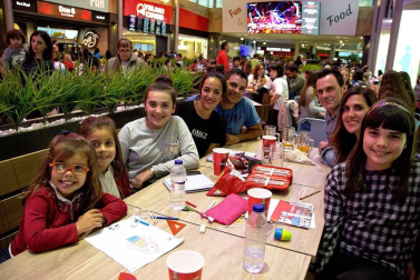 Jóvenes y familias se reunieron en el centro comercial de Itaroa para seguir la gala de Eurovisión.