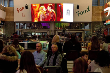 Jóvenes y familias se reunieron en el centro comercial de Itaroa para seguir la gala de Eurovisión.