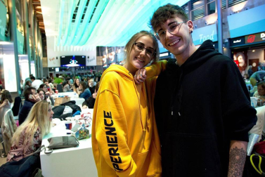 Jóvenes y familias se reunieron en el centro comercial de Itaroa para seguir la gala de Eurovisión.