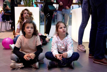 Jóvenes y familias se reunieron en el centro comercial de Itaroa para seguir la gala de Eurovisión.