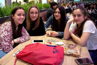 Jóvenes y familias se reunieron en el centro comercial de Itaroa para seguir la gala de Eurovisión.