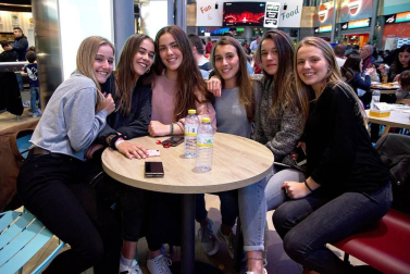 Jóvenes y familias se reunieron en el centro comercial de Itaroa para seguir la gala de Eurovisión.