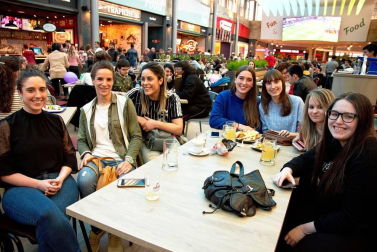 Jóvenes y familias se reunieron en el centro comercial de Itaroa para seguir la gala de Eurovisión.