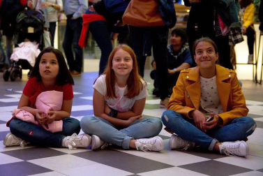 Jóvenes y familias se reunieron en el centro comercial de Itaroa para seguir la gala de Eurovisión.