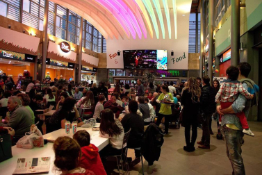 Jóvenes y familias se reunieron en el centro comercial de Itaroa para seguir la gala de Eurovisión.