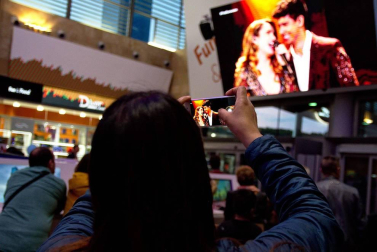 Jóvenes y familias se reunieron en el centro comercial de Itaroa para seguir la gala de Eurovisión.