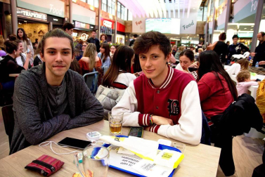 Jóvenes y familias se reunieron en el centro comercial de Itaroa para seguir la gala de Eurovisión.