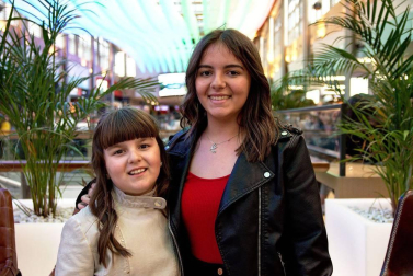 Jóvenes y familias se reunieron en el centro comercial de Itaroa para seguir la gala de Eurovisión.