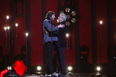 Salvador Sobral, el ganador de Eurovisión 2017, interpreta 'Mano a mano' y 'Amar pelos dois' con Julio Resende al piano y el cantante brasileño Caetano Veloso.