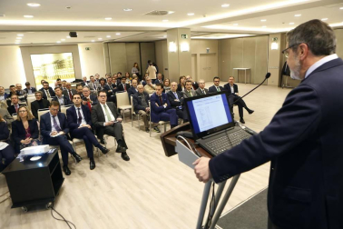 Más de medio centenar de personas acudieron a la conferencia del Aula de Economía DN Capital.