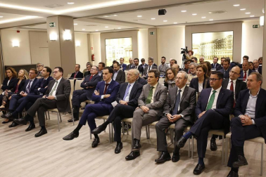 Más de medio centenar de personas acudieron a la conferencia del Aula de Economía DN Capital.