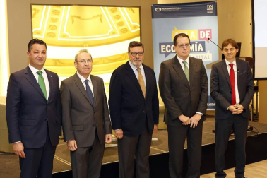 Más de medio centenar de personas acudieron a la conferencia del Aula de Economía DN Capital.
