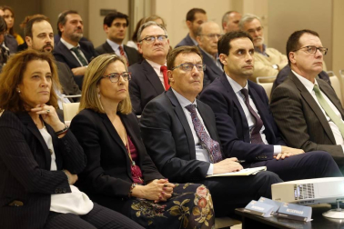 Más de medio centenar de personas acudieron a la conferencia del Aula de Economía DN Capital.