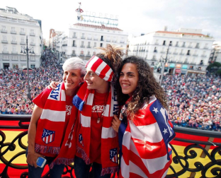 Jugadores y jugadoras del Atlético de Madrid celebraron la Europa League y el título liguero este viernes 18 de mayo por las calles de la ciudad.