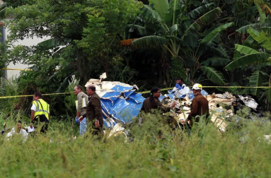 Policías y militares custodian los restos del avión Boeing-737 que se estrelló hoy, viernes 18 de mayo de 2018, poco después de despegar del aeropuerto José Martí de La Habana (Cuba).