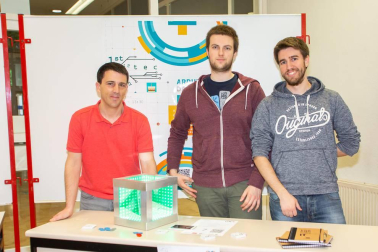 La biblioteca de la Universidad Pública de Navarra acogió la edición 2018 del 'Arduino day', un evento organizado por la Asociación de Electrónica, junto con el apoyo de la comunidad universitaria, en el que se puso en marcha una jornada abierta de proyectos electrónicos (Arduino day & Aniversario i2tec). Se trata de una experiencia de carácter internacional en el que los participantes cuentan y comparten experiencias y conocimientos gracias a plataformas open-source.