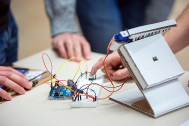 La biblioteca de la Universidad Pública de Navarra acogió la edición 2018 del 'Arduino day', un evento organizado por la Asociación de Electrónica, junto con el apoyo de la comunidad universitaria, en el que se puso en marcha una jornada abierta de proyectos electrónicos (Arduino day & Aniversario i2tec). Se trata de una experiencia de carácter internacional en el que los participantes cuentan y comparten experiencias y conocimientos gracias a plataformas open-source.