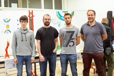 La biblioteca de la Universidad Pública de Navarra acogió la edición 2018 del 'Arduino day', un evento organizado por la Asociación de Electrónica, junto con el apoyo de la comunidad universitaria, en el que se puso en marcha una jornada abierta de proyectos electrónicos (Arduino day & Aniversario i2tec). Se trata de una experiencia de carácter internacional en el que los participantes cuentan y comparten experiencias y conocimientos gracias a plataformas open-source.