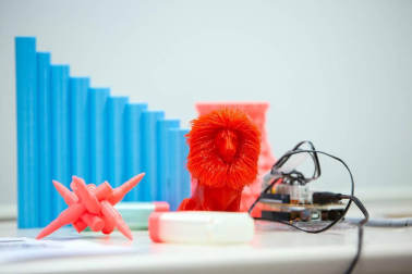 La biblioteca de la Universidad Pública de Navarra acogió la edición 2018 del 'Arduino day', un evento organizado por la Asociación de Electrónica, junto con el apoyo de la comunidad universitaria, en el que se puso en marcha una jornada abierta de proyectos electrónicos (Arduino day & Aniversario i2tec). Se trata de una experiencia de carácter internacional en el que los participantes cuentan y comparten experiencias y conocimientos gracias a plataformas open-source.