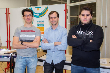 La biblioteca de la Universidad Pública de Navarra acogió la edición 2018 del 'Arduino day', un evento organizado por la Asociación de Electrónica, junto con el apoyo de la comunidad universitaria, en el que se puso en marcha una jornada abierta de proyectos electrónicos (Arduino day & Aniversario i2tec). Se trata de una experiencia de carácter internacional en el que los participantes cuentan y comparten experiencias y conocimientos gracias a plataformas open-source.