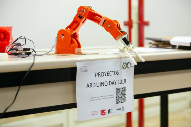 La biblioteca de la Universidad Pública de Navarra acogió la edición 2018 del 'Arduino day', un evento organizado por la Asociación de Electrónica, junto con el apoyo de la comunidad universitaria, en el que se puso en marcha una jornada abierta de proyectos electrónicos (Arduino day & Aniversario i2tec). Se trata de una experiencia de carácter internacional en el que los participantes cuentan y comparten experiencias y conocimientos gracias a plataformas open-source.