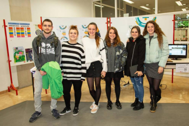 La biblioteca de la Universidad Pública de Navarra acogió la edición 2018 del 'Arduino day', un evento organizado por la Asociación de Electrónica, junto con el apoyo de la comunidad universitaria, en el que se puso en marcha una jornada abierta de proyectos electrónicos (Arduino day & Aniversario i2tec). Se trata de una experiencia de carácter internacional en el que los participantes cuentan y comparten experiencias y conocimientos gracias a plataformas open-source.